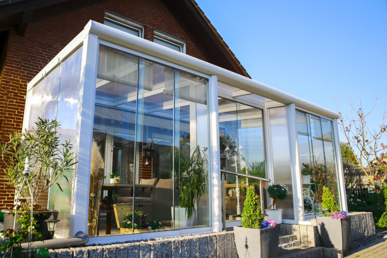 Helle Terrassenüberdachung mit Glasschiebetüren