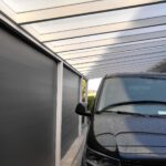 Carport mit Seitenwand aus Aluminiumpaneelen