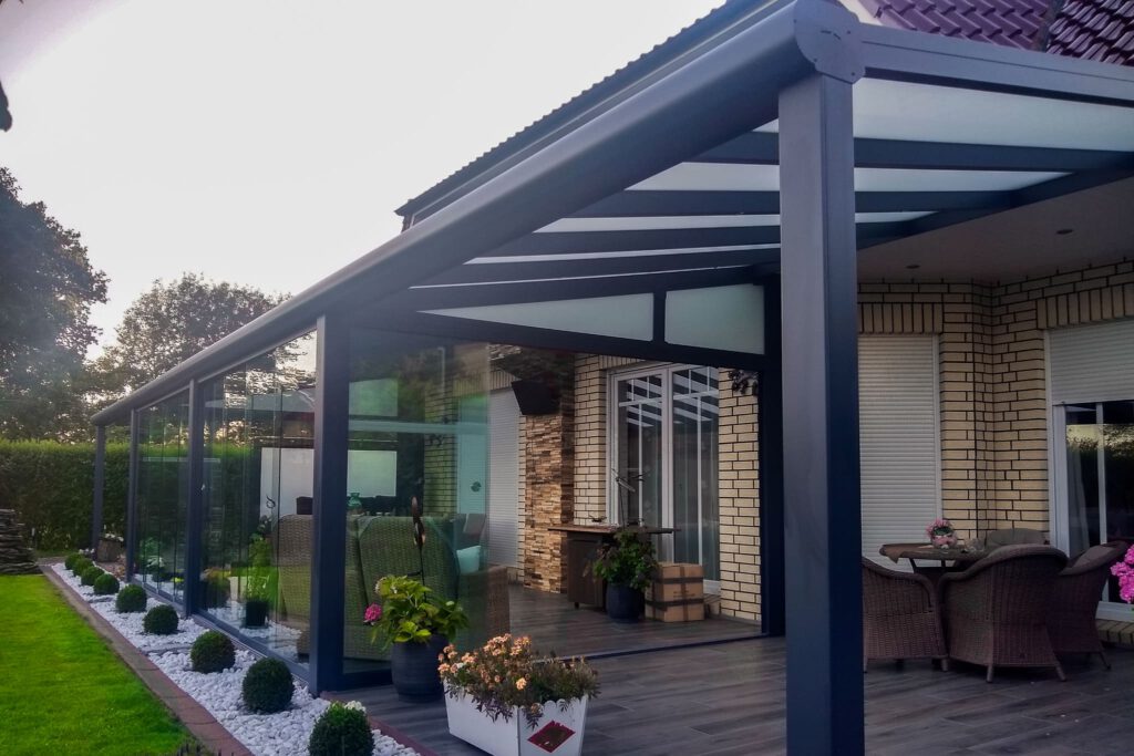 Terrassenüberdachung aus Aluminium mit Glasschiebetüren