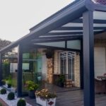 Terrassenüberdachung aus Aluminium mit Glasschiebetüren