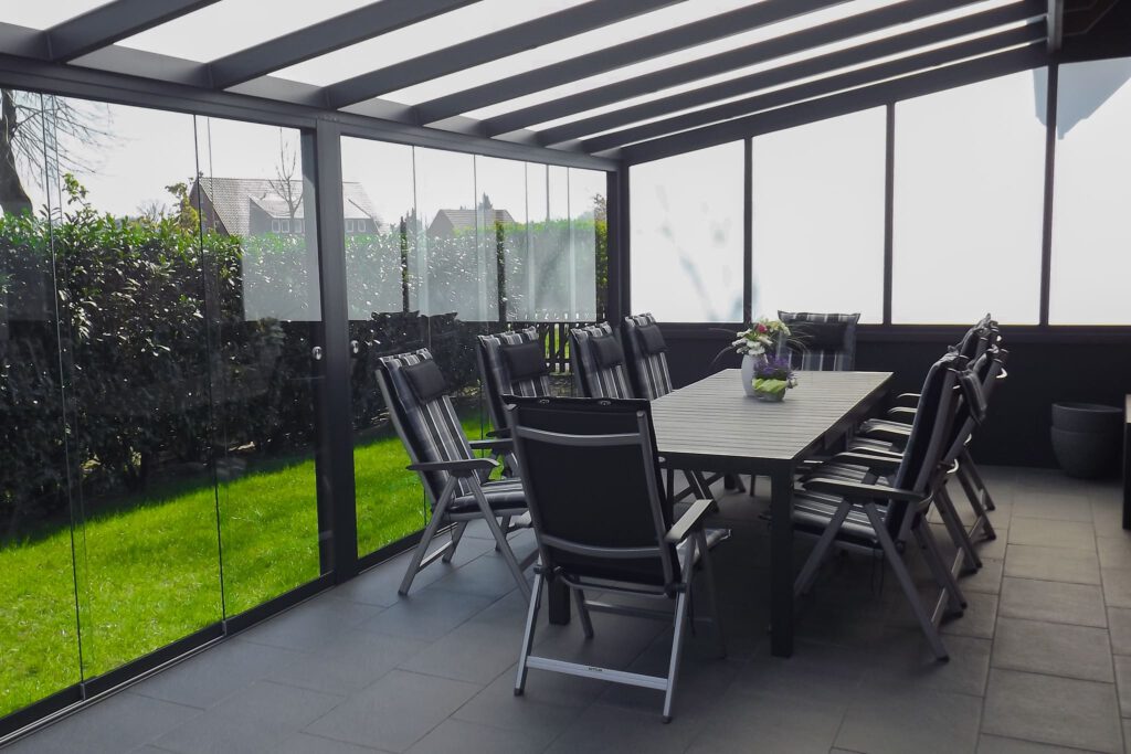 Kaltwintergarten in Anthrazit mit Glasschiebetüren und Seitenwand.