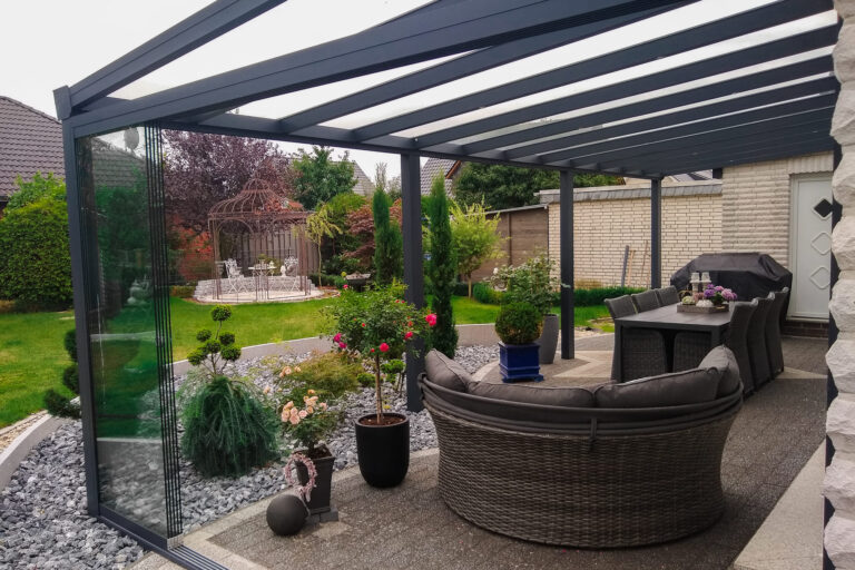 Aluminium Überdachung mit VSG-Glas und Glasschiebewand