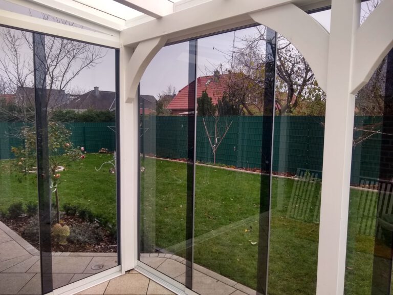 eiße Holzüberdachung mit integriertem Glasschiebewandsystem für flexiblen Schutz und modernes Design