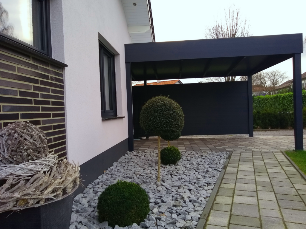 Seitenansicht eines hochwertigen Aluminium Carport in Barsinghausen